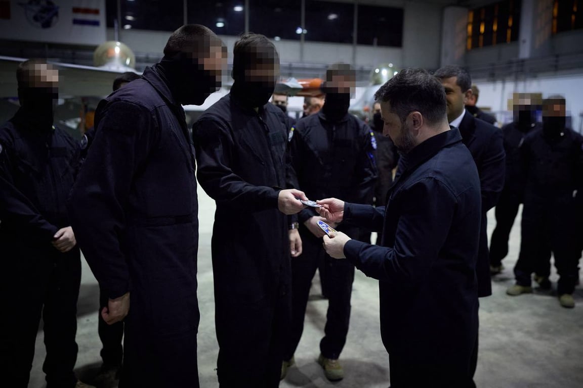 Зеленський зустрівся з військовими, які навчаються літати на F-16 в Румунії