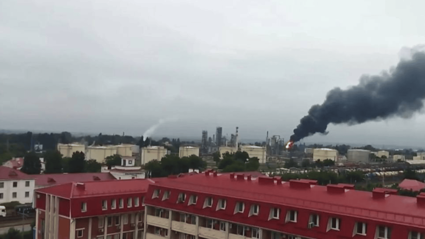 В Краснодаре вспыхнул масштабный пожар на нефтебазе