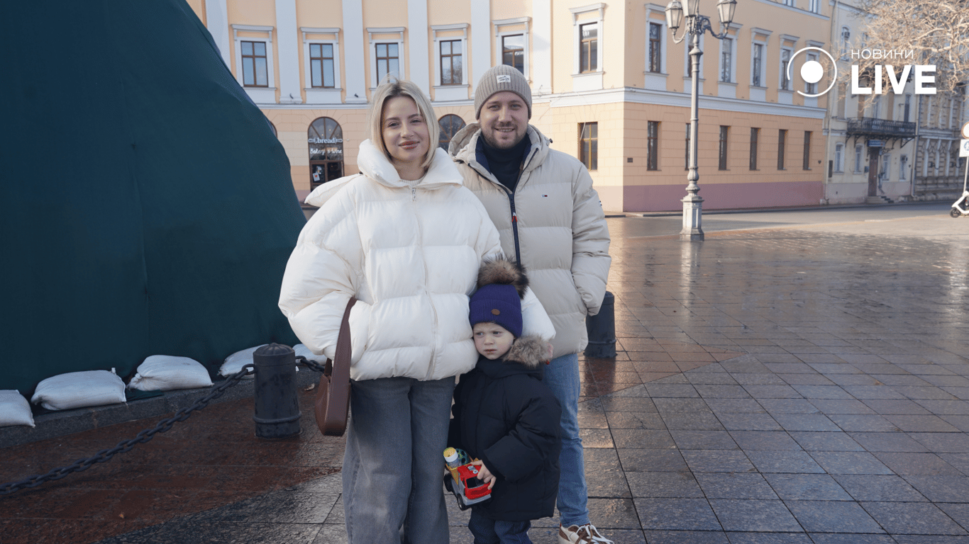Одесити Вікторія та Валерій з сином. Фото: Новини.LIVE/ Юлія Браславська 