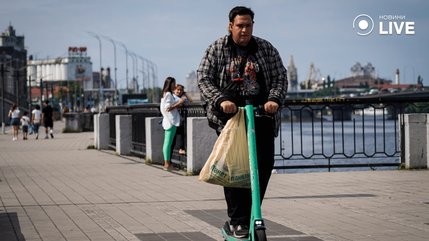 Хлопець катається на самокаті