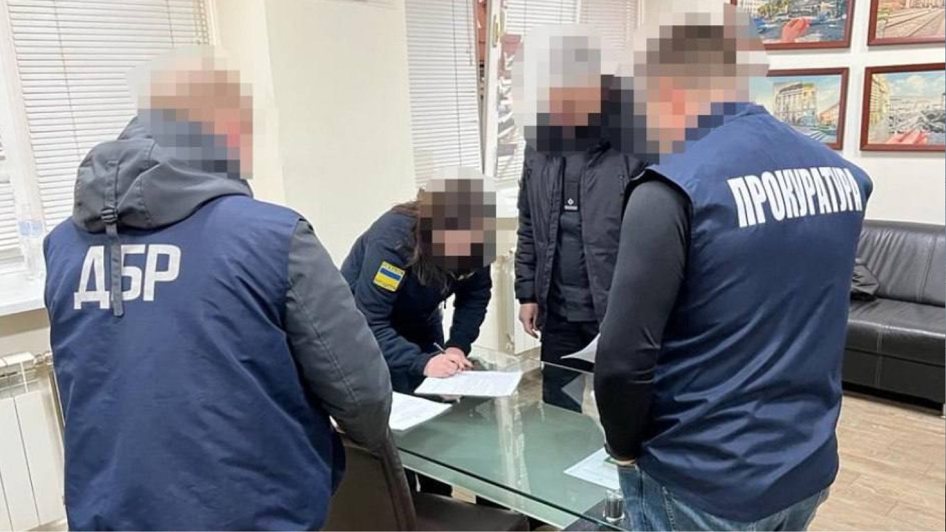 ​​​​​​​На Львівщині інспекторку митниці спіймали на махінаціях із вантажем: бюджет недоотримав 1,2 млн