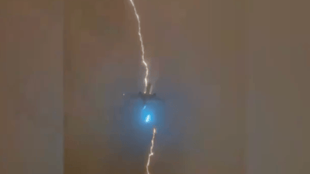Очевидцы сняли на видео, как в Канаде в пассажирский самолет в небе попала молния - 290x160