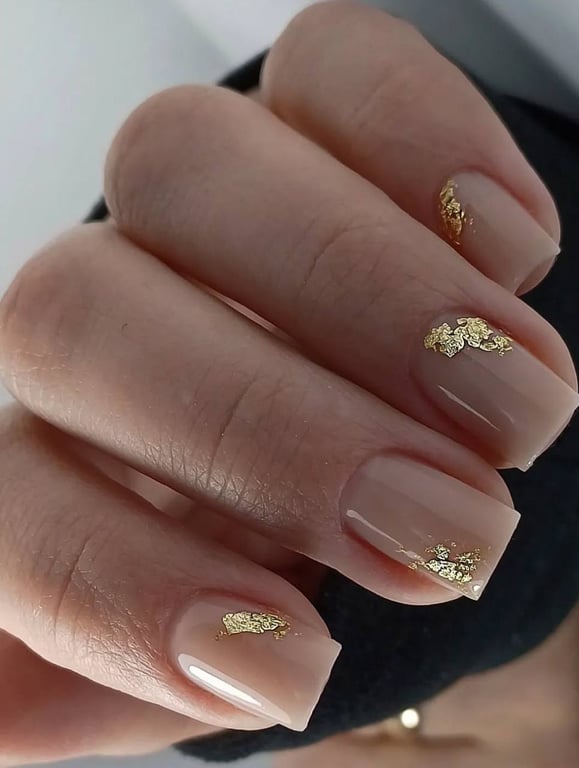 Нюдовий манікюр підходить усім і до усього
