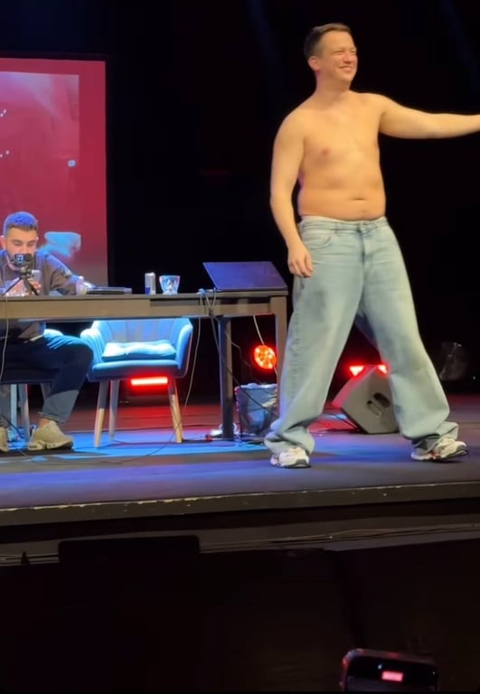 Дантес зняв штани, а Дурнєв показав торс — відомі зірки оголилися заради благодійного збору - фото 1