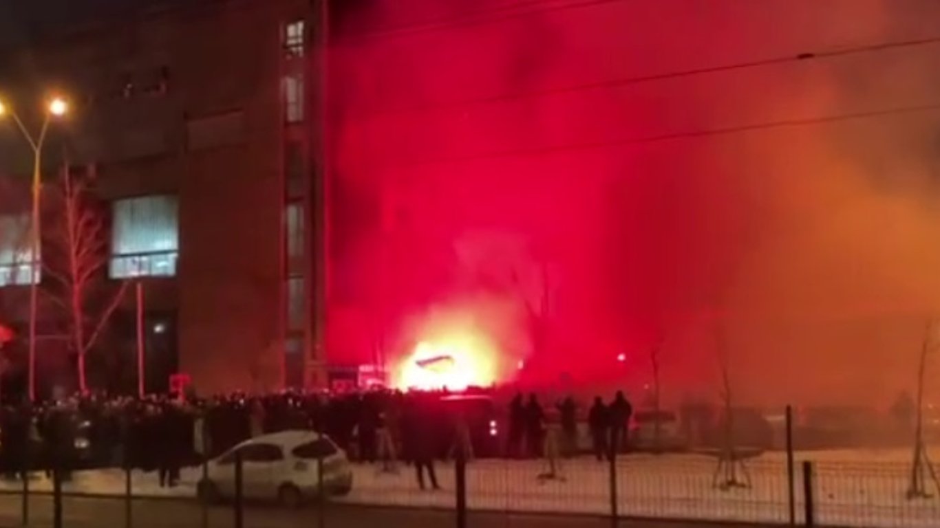 Канал НАШ - под офисом зажгли фаеры - Новости Киева