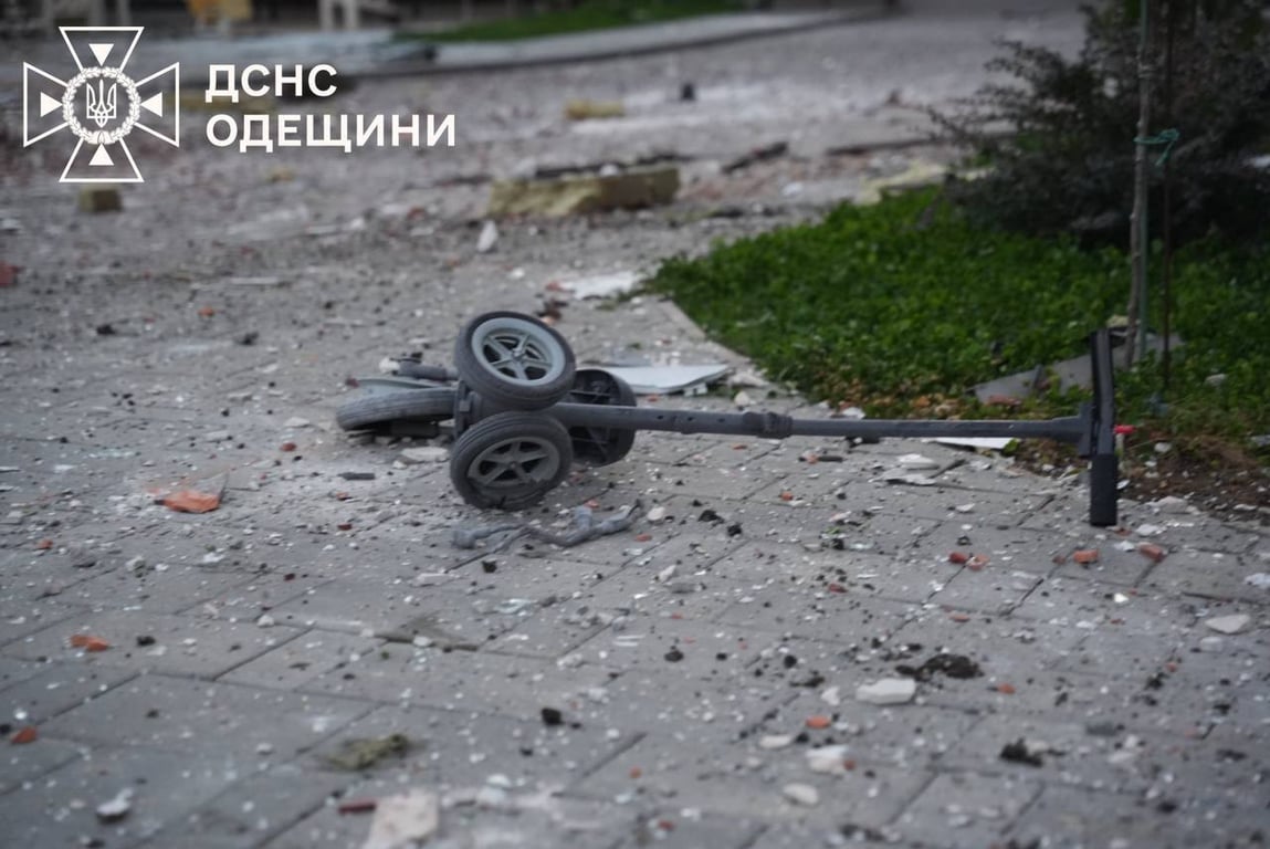 Влучання у житлові будинки — фото наслідків атаки на Одесу - фото 2