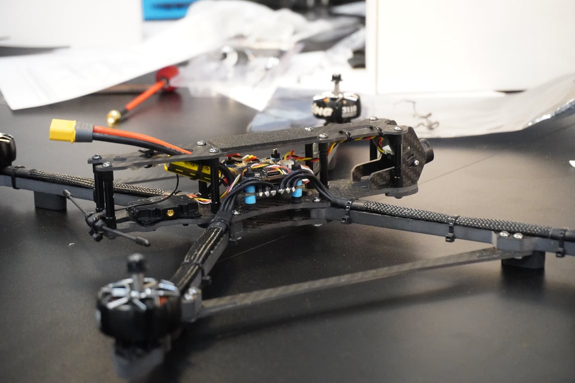 Волонтери у Варшаві власноруч збирають дрони для ЗСУ — 150 БПЛА вже на передовій - фото 18