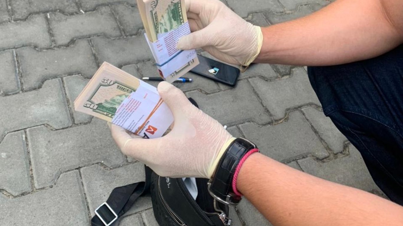 В Харькове задержали мошенников, сбывавших фальшивые доллары