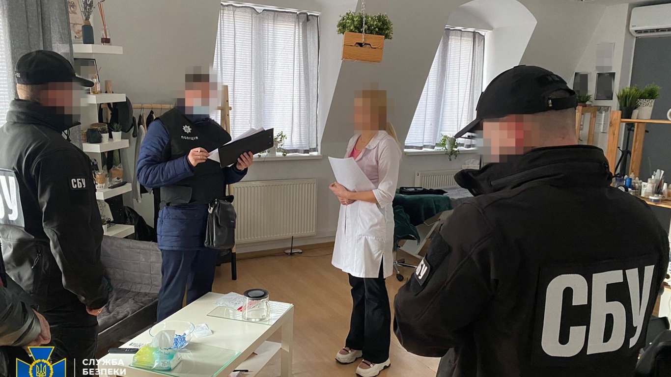 На Закарпатье врач изготавливала фальшивые сертификаты - ее задержала СБУ