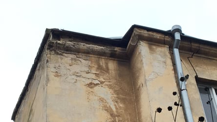 Фасад от-от зруйнується: одесити скаржаться на стан житлового будинку - 285x160