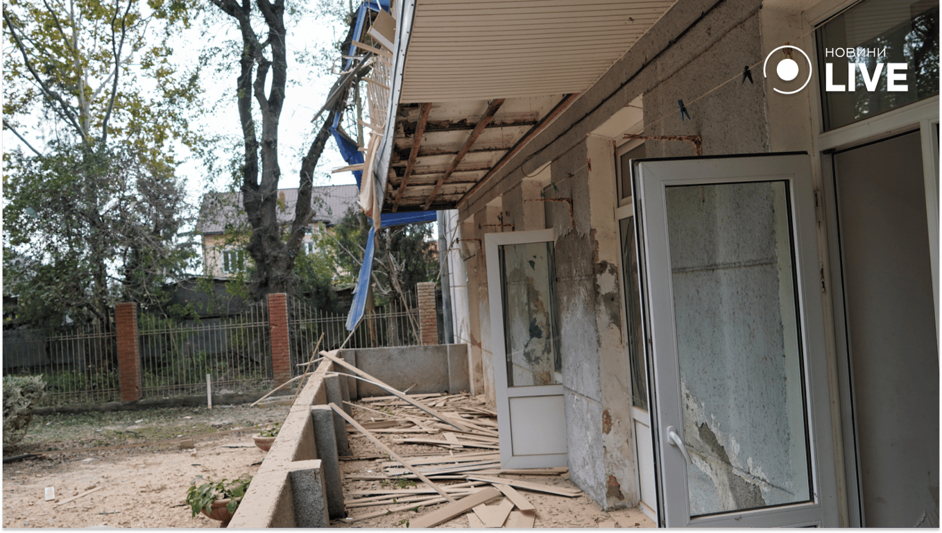 Розбиті та пошкоджені будівлі в Одесі. Фото: Новини.LIVE