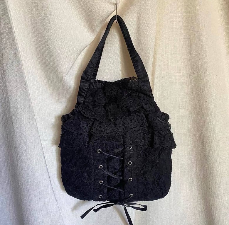 Можна знайти навіть сумки зі шнурівкою