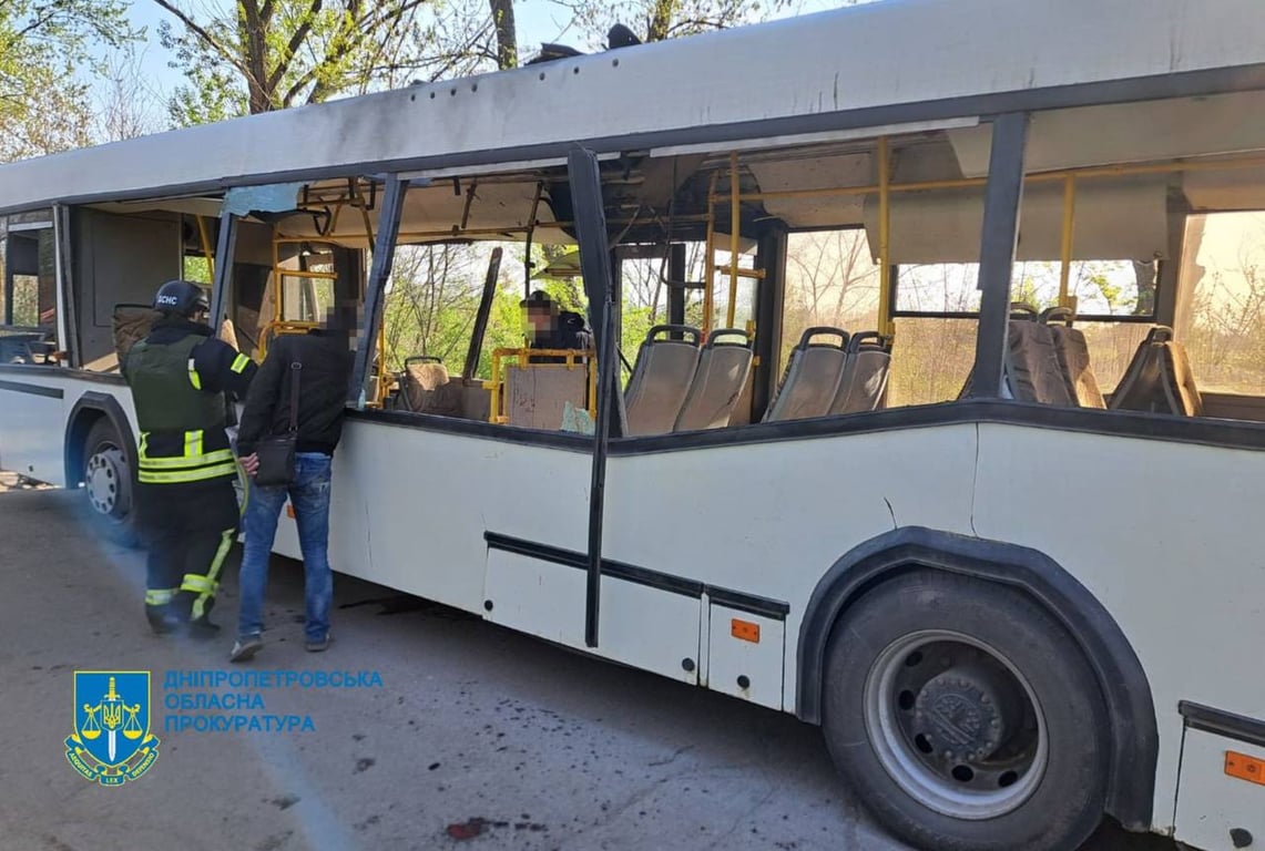 Автобус після удару дрона у Марганці 23 квітня