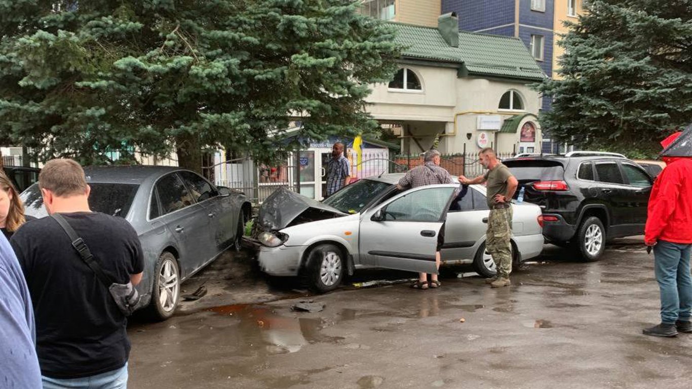 Во Львове пьяная водительница протаранила три припаркованных автомобиля