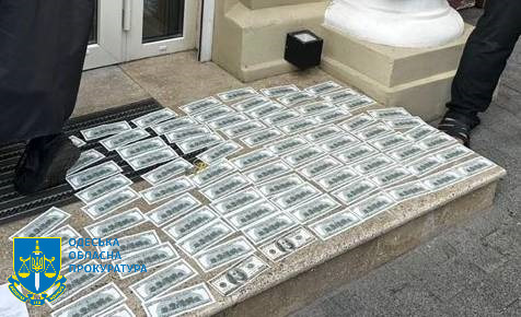 Отриманні гроші за підробні документи. Фото: Одеська обласна прокуратура