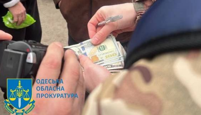 На Одещині поліцейський дав хабар прикордоннику
