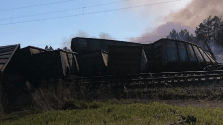 В России 27 вагонов сошли с рельсов — кругом бушует масштабный пожар - 285x160