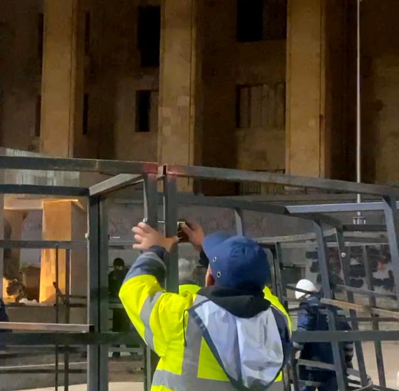 На місці протестів у Тбілісі встановлюють ялинку