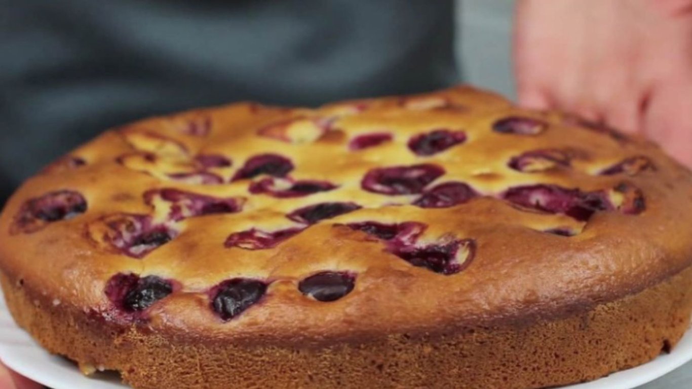 готовый пирог с вишнями и яблоками 