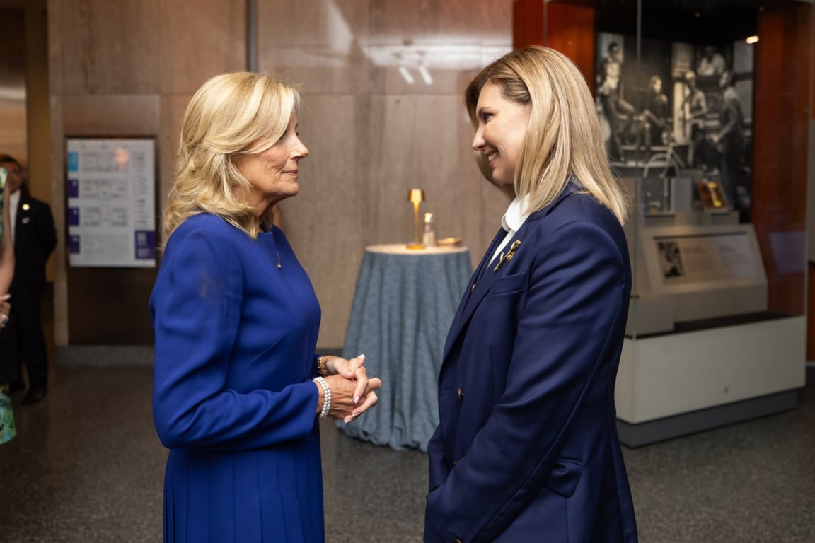 Олена Зеленська обрала костюми від українського бренду. Фото: instagram/olenazelenska_official