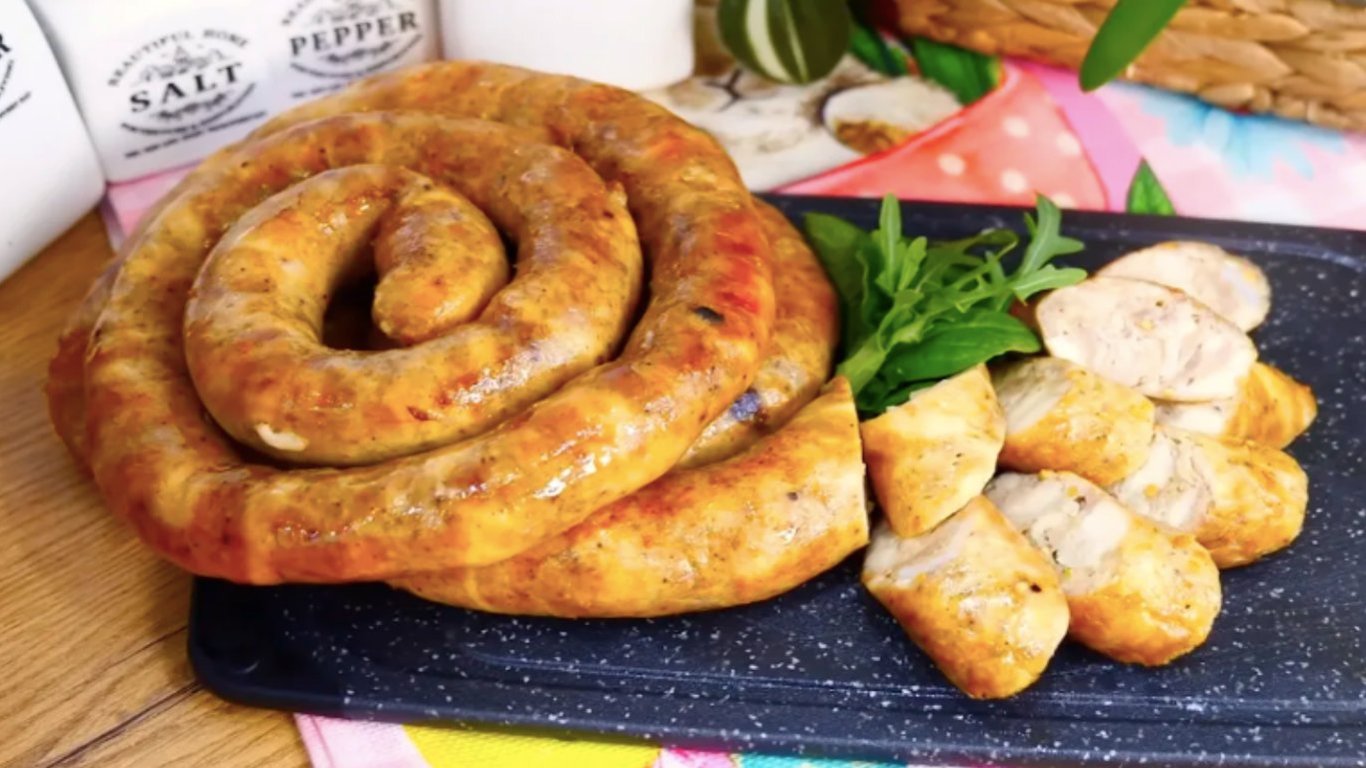 Домашня ковбаса за копійки: рецепт соковитої курячої ковбаси