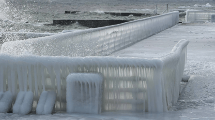 Пляж Ланжерон сковало льдом — фоторепортаж зимней Одессы - 285x160