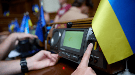 Рада поддержала законопроект, который может ограничить работу СМИ - 285x160