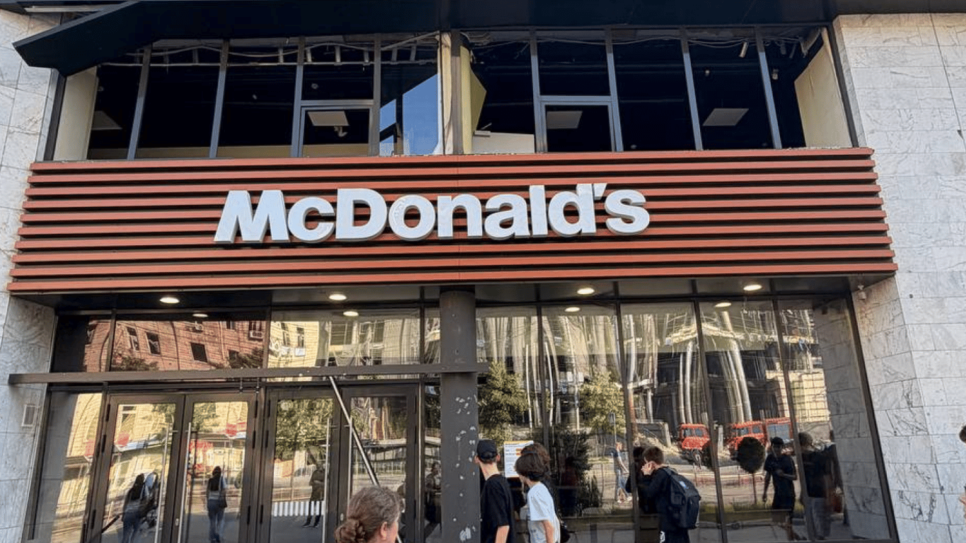 В Киеве поврежден McDonald's, открытый 29 лет назад