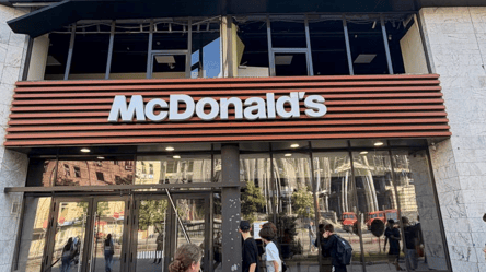 У Києві пошкоджено McDonald’s, відкритий 29 років тому - 290x166