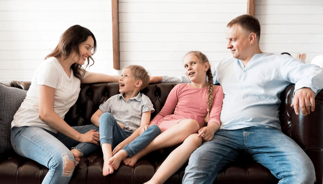 Родители, разговаривающие со своими детьми