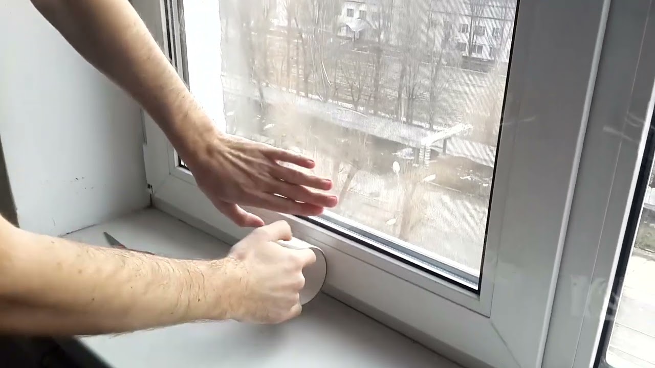 Человек, который заклеивает свои окна