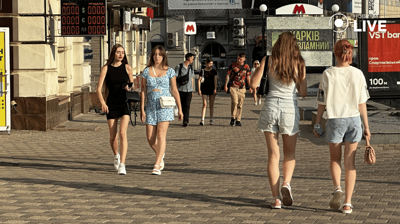 Харків'яни біля станції метро «Харків-Пасажирський»