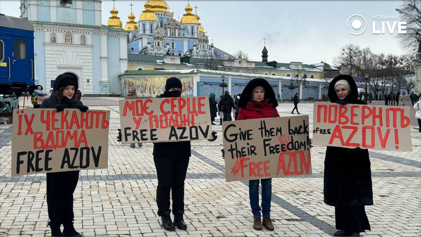 В Киеве состоялась акция в поддержку пленных защитников "Азовстали" — фоторепортаж