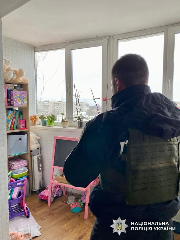 Поліцейський фіксує наслідки обстрілу