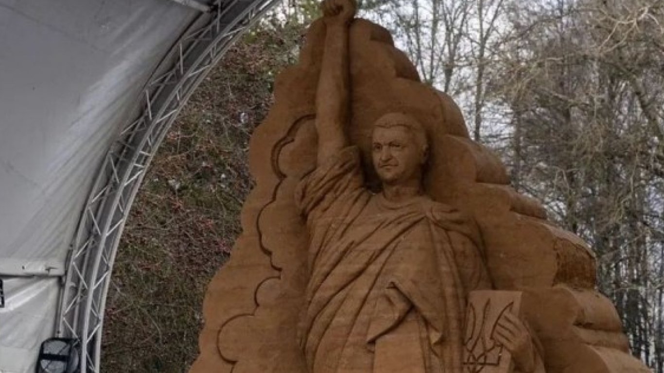 У стилі Статуї Свободи — в Естонії створили величезну скульптуру Володимиру Зеленському