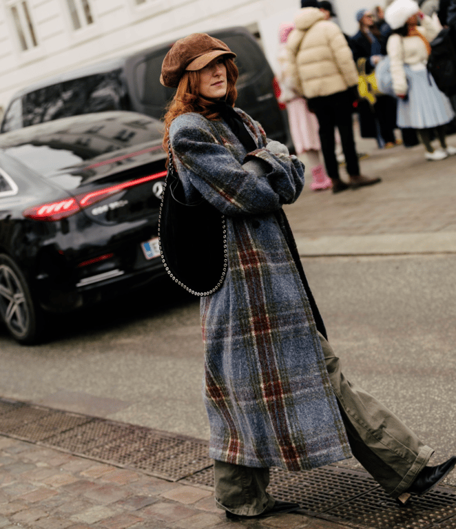 Снова в моде — кепки с козырьком из 2010-х возвращаются в тренды - фото 2