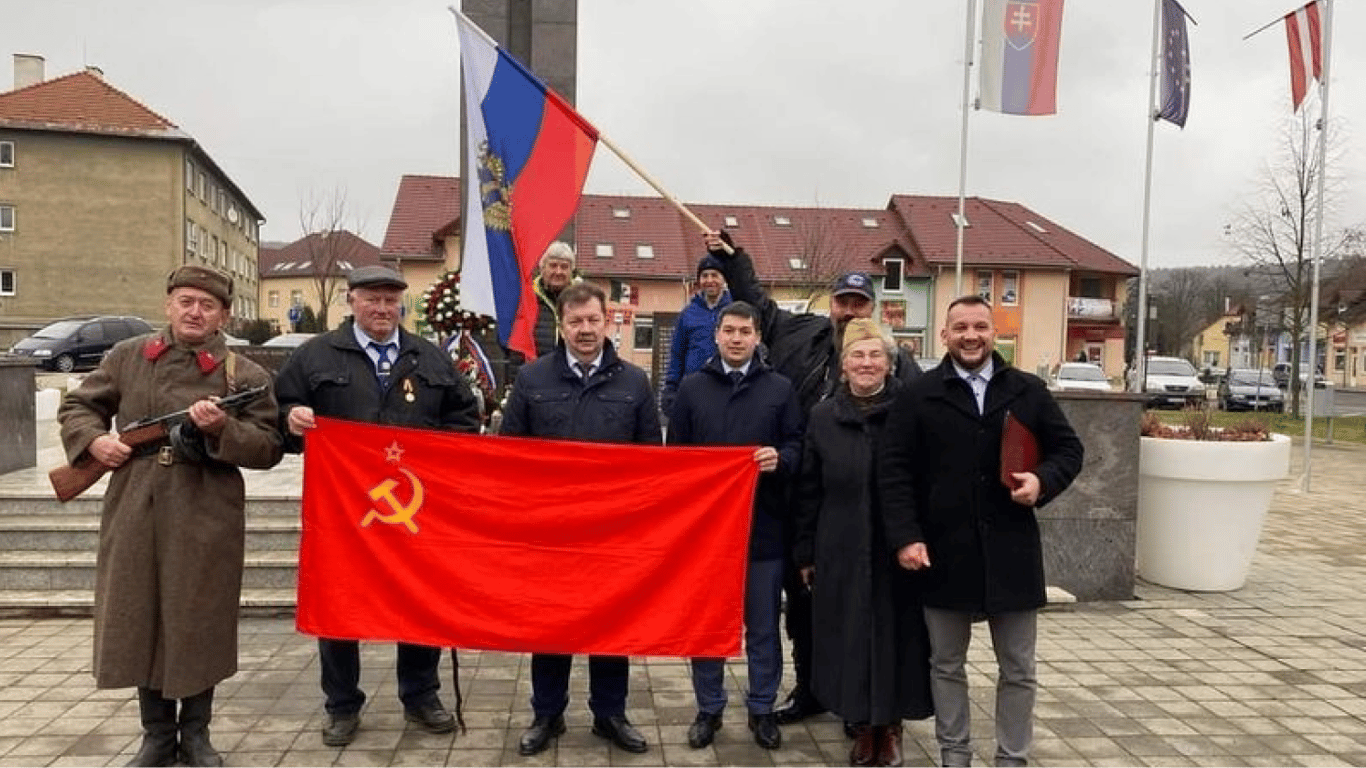 Мэр города в Словакии сфотографировался с флагом рф, в Минобороны отреагировали