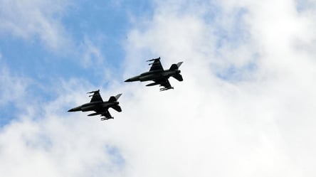 В Повітряних силах показали винищувачі F-16 в українському небі — фото - 290x166