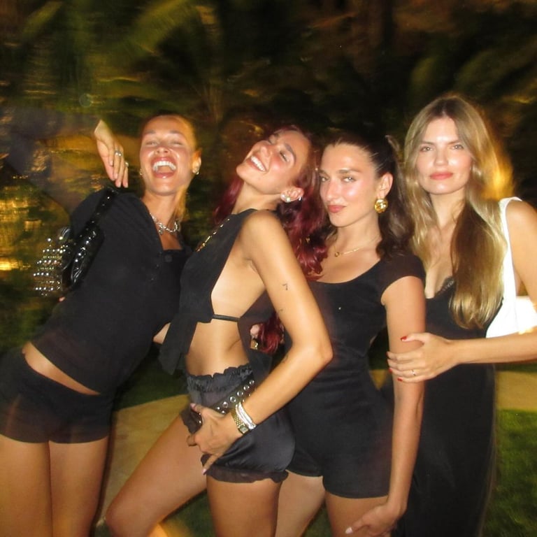 В оточенні подружок та коханого — Дуа Ліпа яскраво відсвяткувала день народження на Ібіці - фото 4