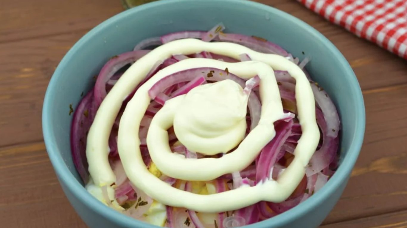 рецепт салату з цибулею та яйцями