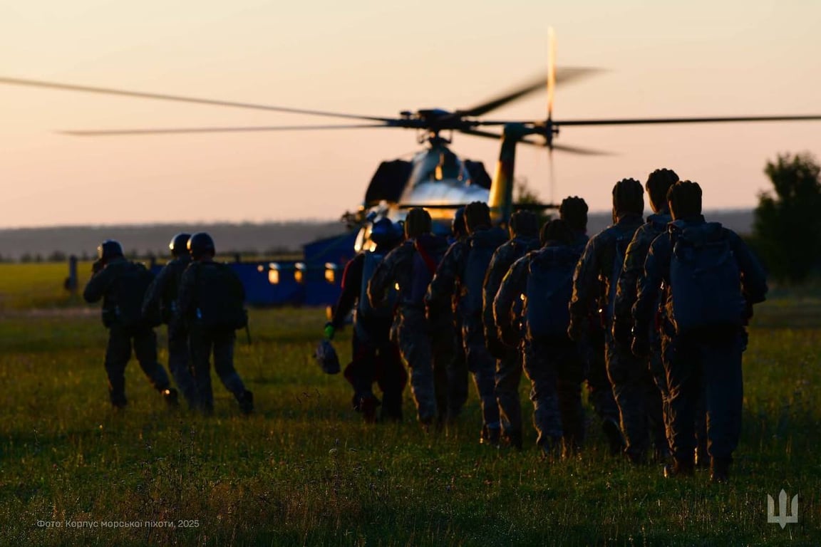 Військові стріляють на фронті