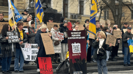 У Львові люди вийшли на акцію на підтримку полонених — фото - 285x160