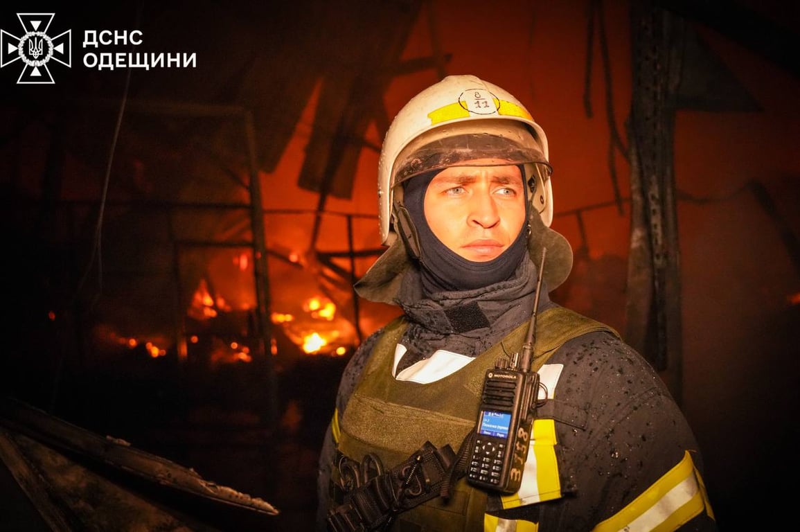 В Одессе ликвидировали пожар после обстрела — спасатели рассказали о последствиях атаки - фото 5