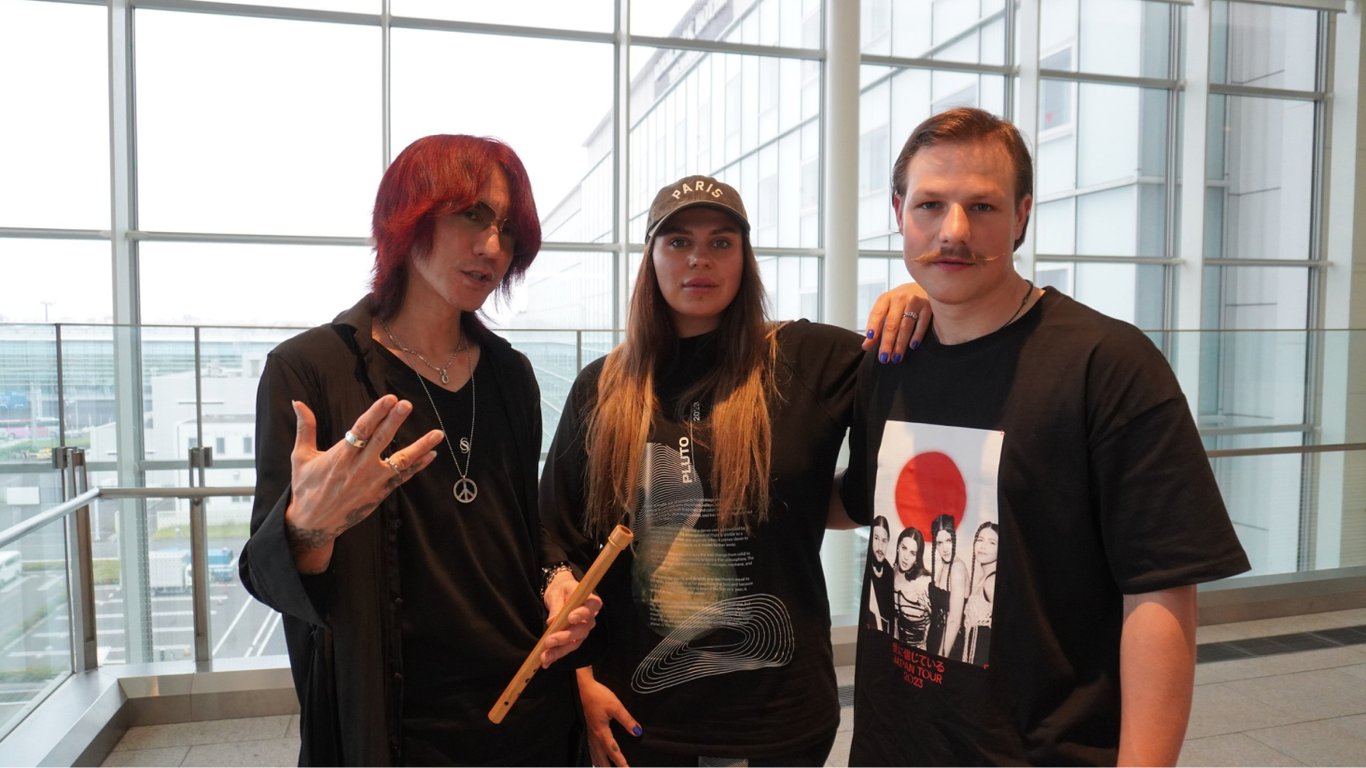 Группа KAZKA прилетела в Японию для выступления с известным музыкантом: эксклюзив Новини.Live