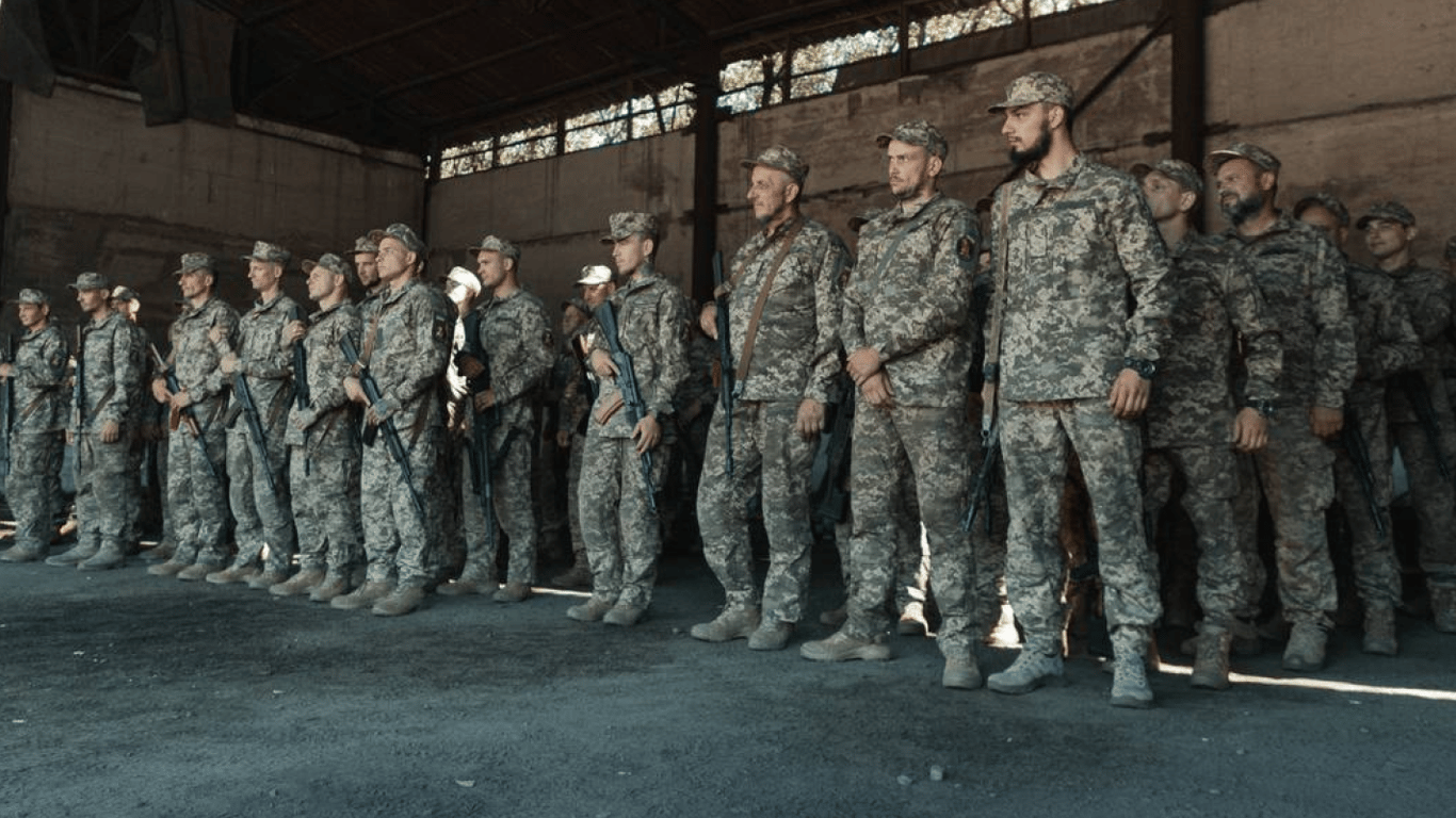 Колишні в'язні, які воюють на фронті, відповіли, як до них ставляться у війську