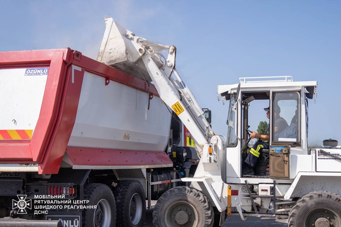 Ликвидация последствий российской атаки. Фото: ГСЧС