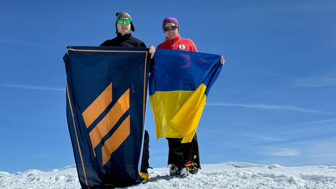 Військовий Олег Шахов, який переніс ампутацію руки, підкорив Казбек