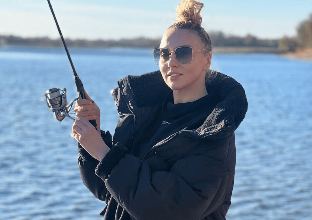 Оля Полякова на рыбалке