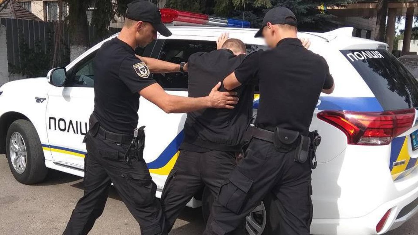 На Буковині правоохоронці арештували групу молодиків, підозрюваних у вчиненні низки злочинів