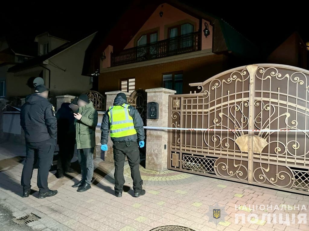 Поліцейські біля будинку депутата